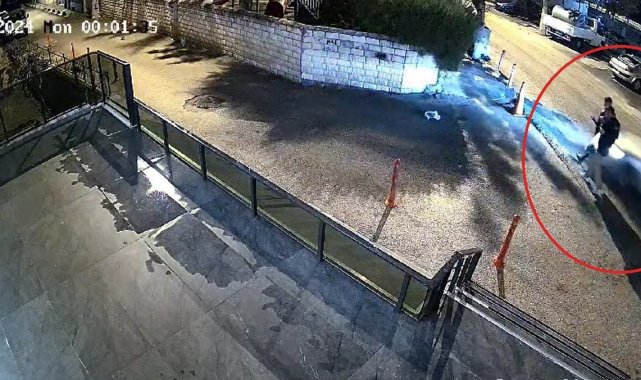 Kontrolden çıkan otomobil yolda yürüyen yayaları teğet geçti: O anlar kamerada