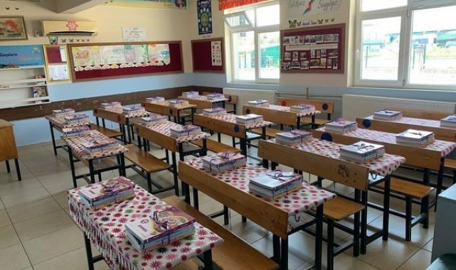 Köyceğiz'de ders kitapları sıralara bırakıldı
