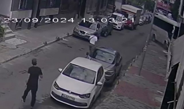 Küçükçekmece'de servis minibüsü binaya çarptı