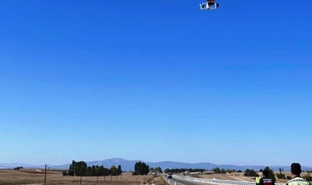 Kütahya'da cayrokopter ile havadan trafik denetimi