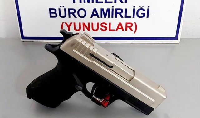 Kütahya'da güvenlik görevlisinin şoför olarak bulunduğu araçta ruhsatsız tabanca ele geçirildi