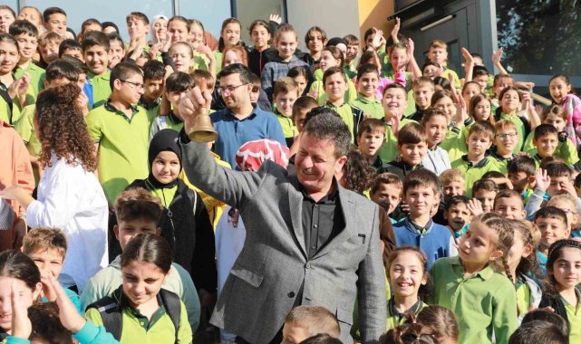 Kuzuluk Dr. Enver Ören Ortaokulu'nda ilk ders zilini Başkan Soykan çaldı