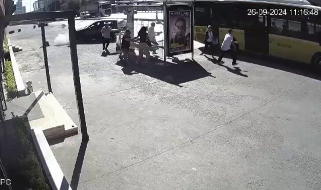 Lastiği patlayan otomobil kaldırımdaki yayaya çarpıp durağa daldı: O anlar kamerada