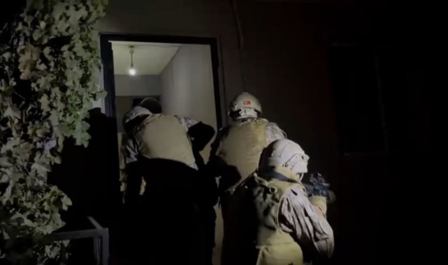 Magandaların evlerine şafak operasyonu...Kapılar koçbaşlarıyla kırıldı