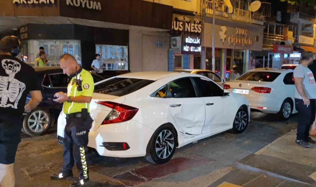 Manavgat'ta iki otomobil kavşakta çarpıştı, bir sürücü ehliyetsiz çıktı