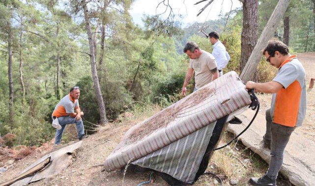 Marmaris Belediyesi'nden karayolu kenarında temizlik çalışması