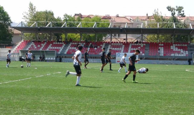 Marmaris'te 14.Uluslarası Junior Cup Futbol Turnuvası'nın ikinci etabı Vali Akbıyık'ın başlangıç vuruşu ile başladı