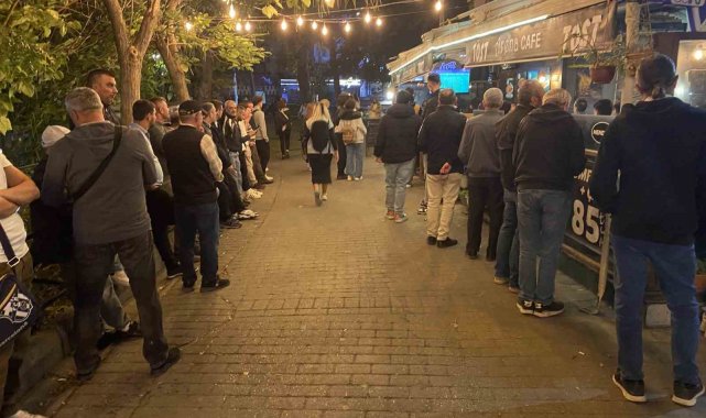 Mekanlarda oturacak yer bulamayanlar dev derbiyi kapıların dışından seyretti