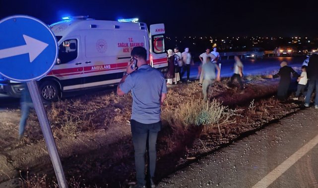 Minibüs domates yüklü traktöre çarptı: 10 yaralı