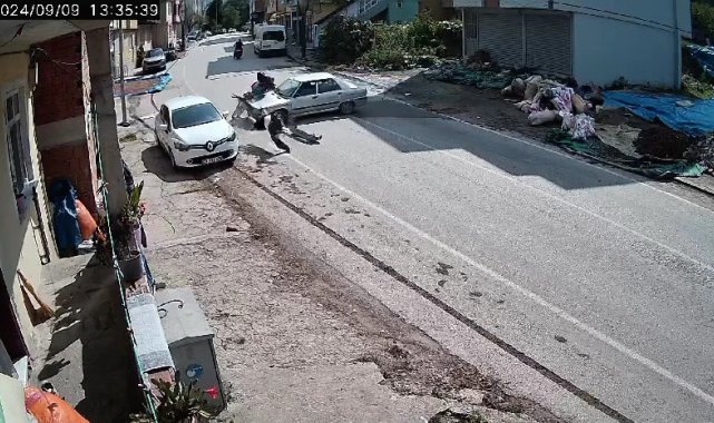 Otomobil ile çarpışan motosiklet sürücüsü havada takla attı
