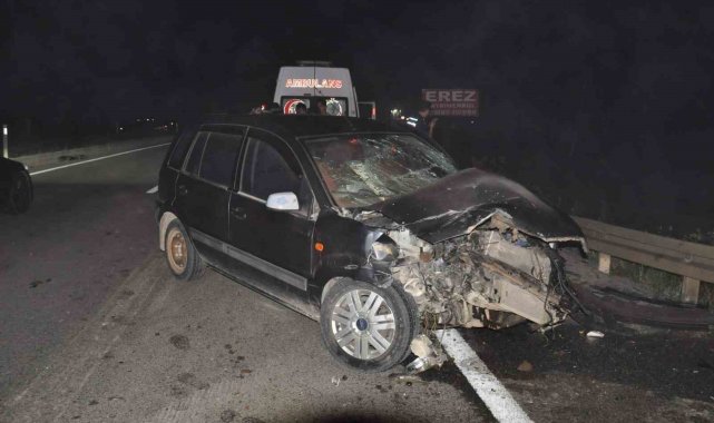 Otomobilin seyir halindeki kamyona çarptığı kaza kameraya yansıdı