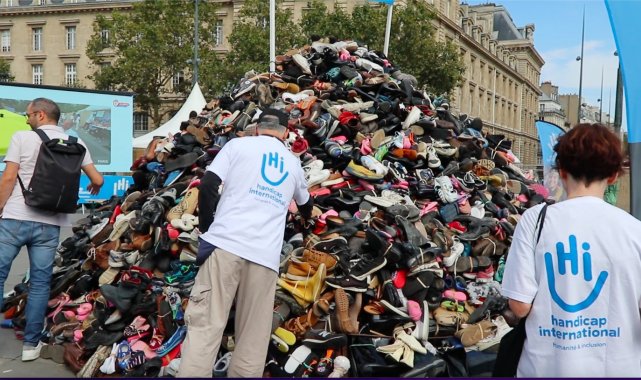 Paris'te mayın ve bombalar nedeniyle uzuvlarını kaybedenlere destek gösterisi