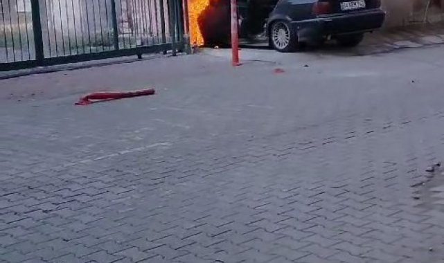 Park halindeki otomobil alevlere teslim oldu
