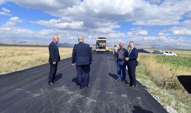 Patnos'ta köy yolları asfaltlanmaya devam ediyor