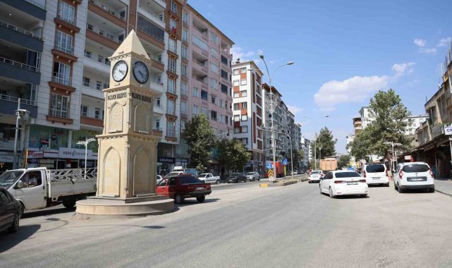 Pazarcık'taki saat kulesi 19 aydır 4.17'yi gösteriyor
