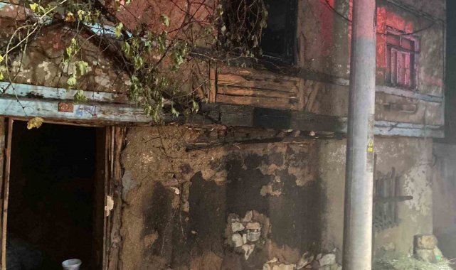 Pekmez kaynatmak için yaktığı ateşle evi ve aracı yandı