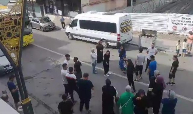 Pendik'te İETT otobüsünün çarptığı binanın sakinleri, yıkılan bina önünde eylem yaptı