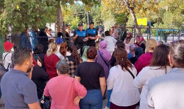 Polis ekipleri öğrencilere ve velilere basit güvenlik tedbirlerini anlattı