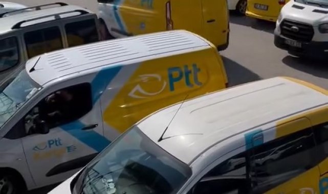 PTT'nin dağıtım araçlarıyla halı saha maçına geldiler