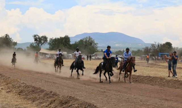 Rahvan atlar, Tavas'ta pistin tozunu attırdı