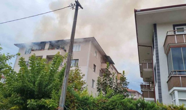 Sakarya'da şehir merkezinde korkutan yangın: Mahalleli sokağa döküldü