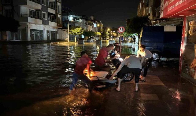 Şiddetli yağışla birlikte göle dönen caddelerde vatandaşlar zor anlar yaşadı