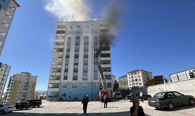 Sivas'ta korkutan yangın: Apartmanda mahsur kalanlar tek tek kurtarıldı