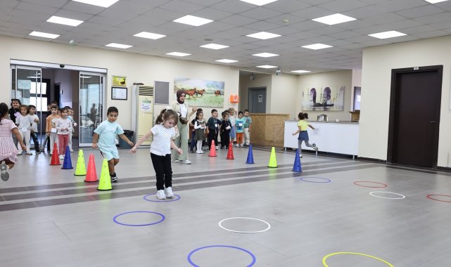 Sultangazi'de Ana Kucağı miniklerinin planetaryum ile uzay yolculuğu