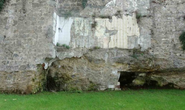 Surlardaki fayansları temizlemek için harekete geçildi