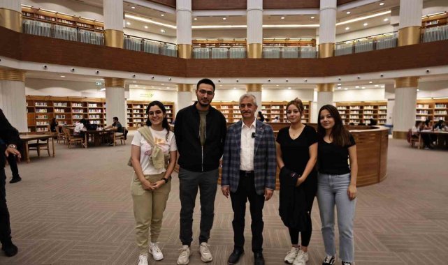 Tahmazoğlu, Şahinbey Millet Kütüphanesi'nde öğrencilerle bir araya geldi