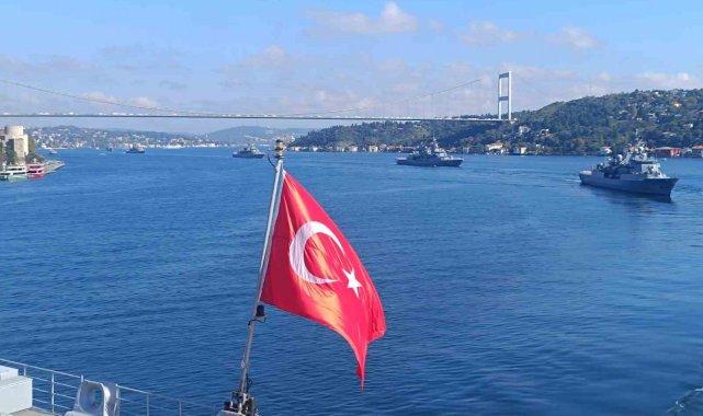 TCG Anadolu ile birlikte 15 savaş gemisi İstanbul Boğazı'ndan geçti