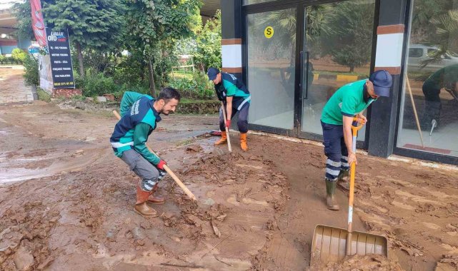 Trabzon'da 4 ilçede etkili olan selin izleri siliniyor