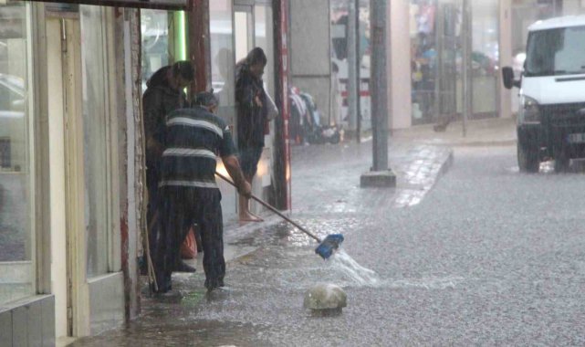 Trabzon'un Araklı ilçesinde şiddetli yağış etkili oluyor