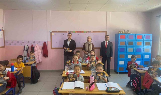 Ülkü Ocakları Kütahya İl Başkanlığı, Köprüören Şehit Halil Bakırlı İlkokulu'na dijital kitap hediye etti