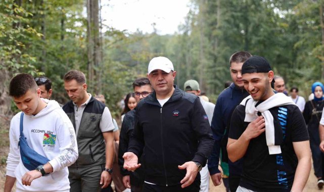 Üniversite öğrenciler hem yürüdü hem sohbet etti