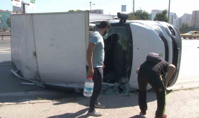 Üsküdar'da ev eşyası taşıyan kamyonet yan yattı: 1 yaralı