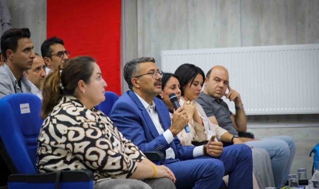 Vali Çelik, Diyarbakır annelerinin mücadelesini anlatan "Sesler ve Yüzler" belgeselini izledi