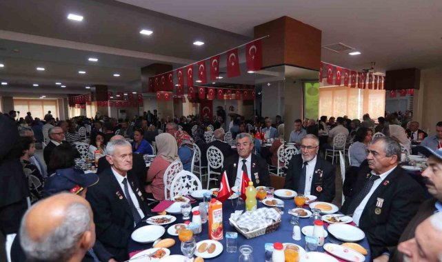 Valilik Gaziler Günü'nde yemek programı düzenledi