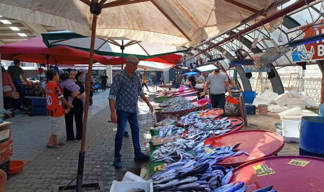 Vatandaşlar balık tezgahlarına akın etti