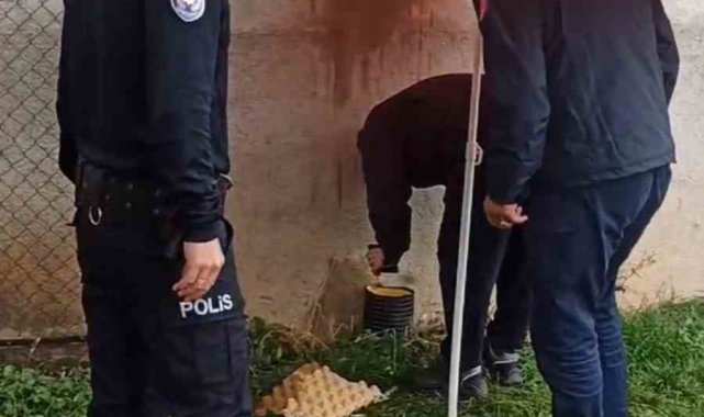 Yağmur altında kedi kurtarma operasyonu: boruya sıkışan kedi itfaiye ekiplerince kurtarıldı