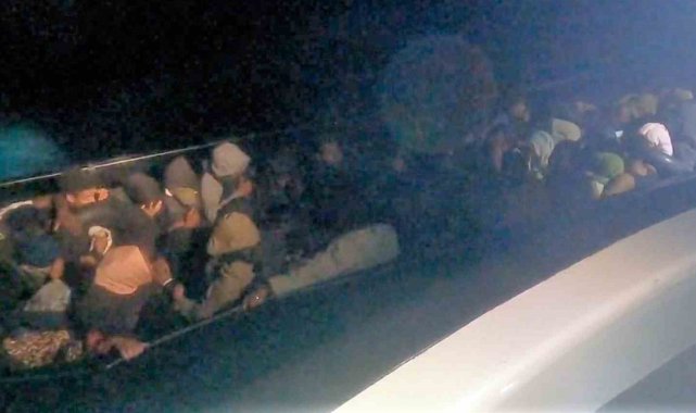 Yelkenli teknede 40 düzensiz göçmen ve 5 göçmen kaçakçısı yakalandı