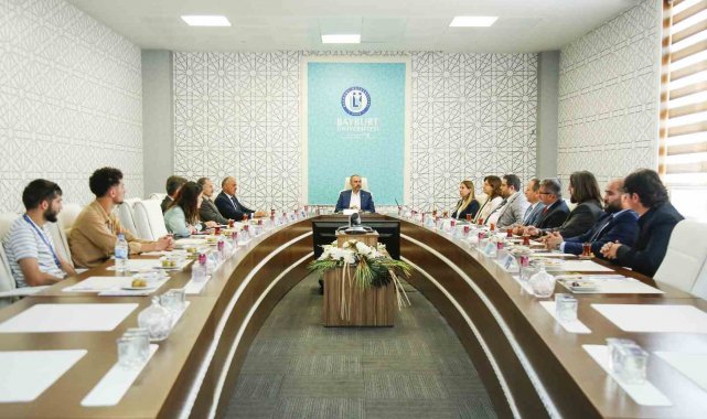 Yenilenme Üniversitesi Başladı: "Zamana Yenilmiyoruz; Yenileniyoruz"