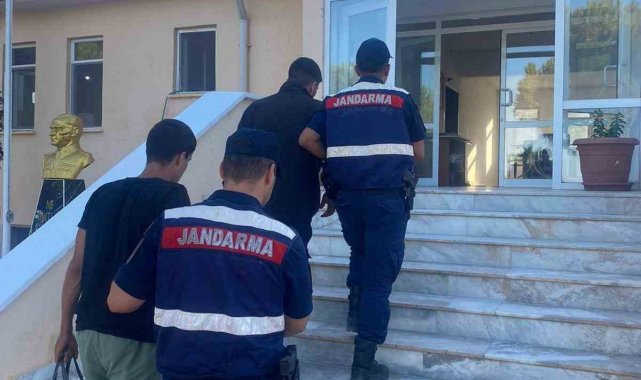 Yunanistan'a yüzerek geçmek istediler, jandarmaya takıldılar