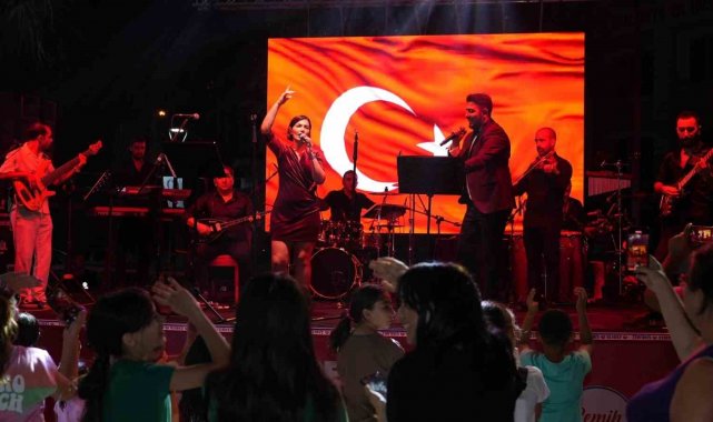 Yunusemre Kent Orkestrası'ndan Kurtuluş Günü konseri