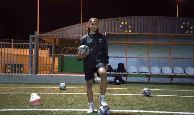 14 yaşında Sümeyye, kadın futbol ligleri tarihine geçti