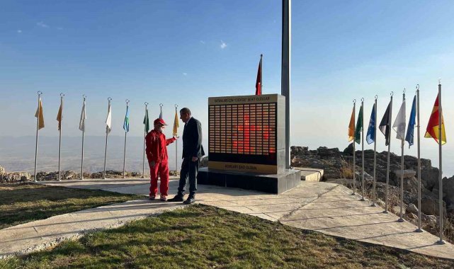 'Bayrak Dede' bu kez Cudi Dağı şehitler anıtında bayrak dalgalandırdı