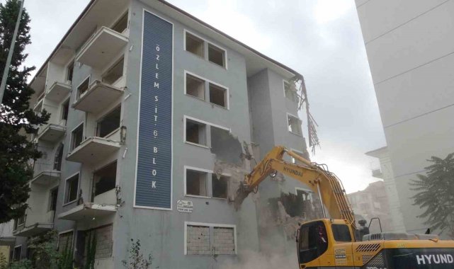 5,9'luk depremle sarsılan Malatya'da ağır hasarlı binalar yıkılıyor