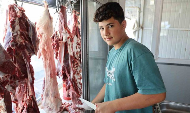 6 yıldır babasının yanında mesleği öğrenen 14 yaşındaki kasap, yılların ustalarına meydan okuyor
