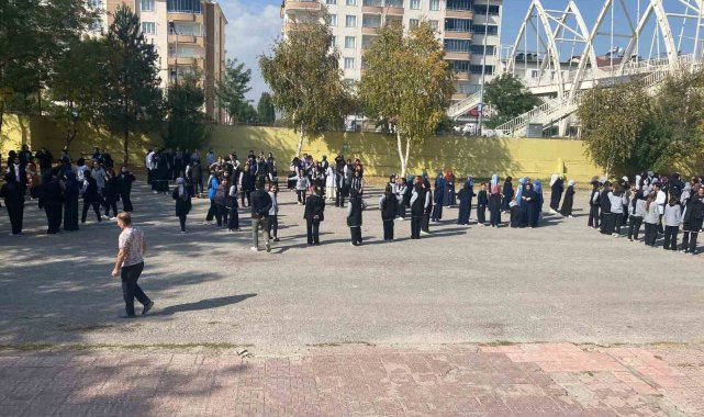 AFAD ekiplerinden öğretmen ve öğrencilere afet farkındalık eğitimi