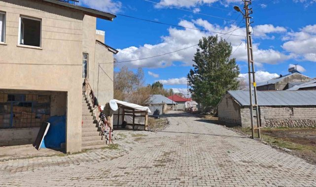 Ağrı'da köy yolu yenileme çalışmaları devam ediyor